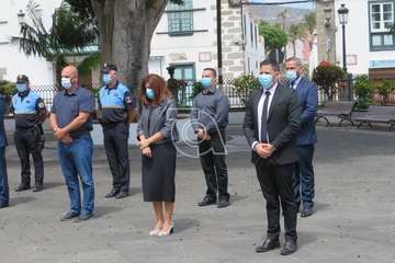Minuto de silencio por las víctimas del Covid-19 en la plaza de San Juan y del personal de Servicios Sociales (Foto TA)
